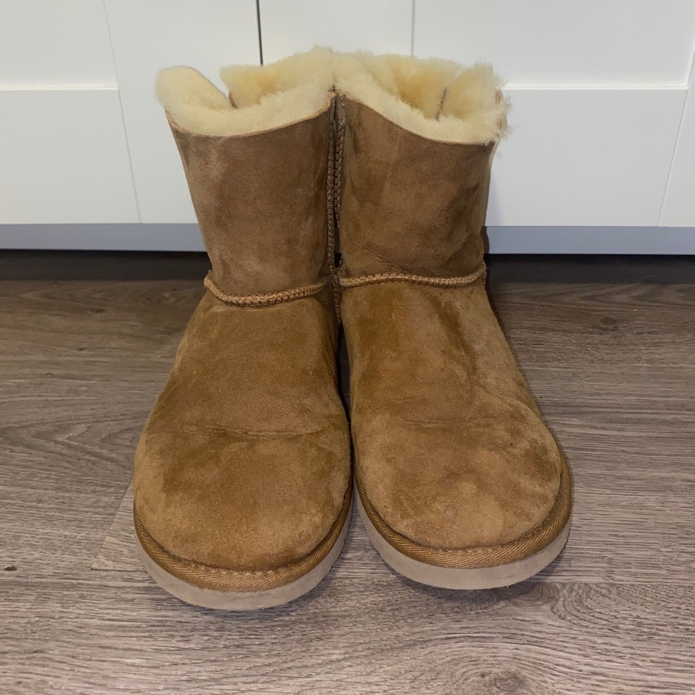 Chestnut Bailey bow mini Ugg’s!!